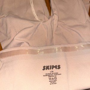 Skims Core Control Short Mid Thigh (Color Mica)